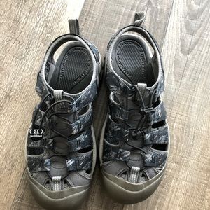 Keen men’s sandals size 10 gray blue.
